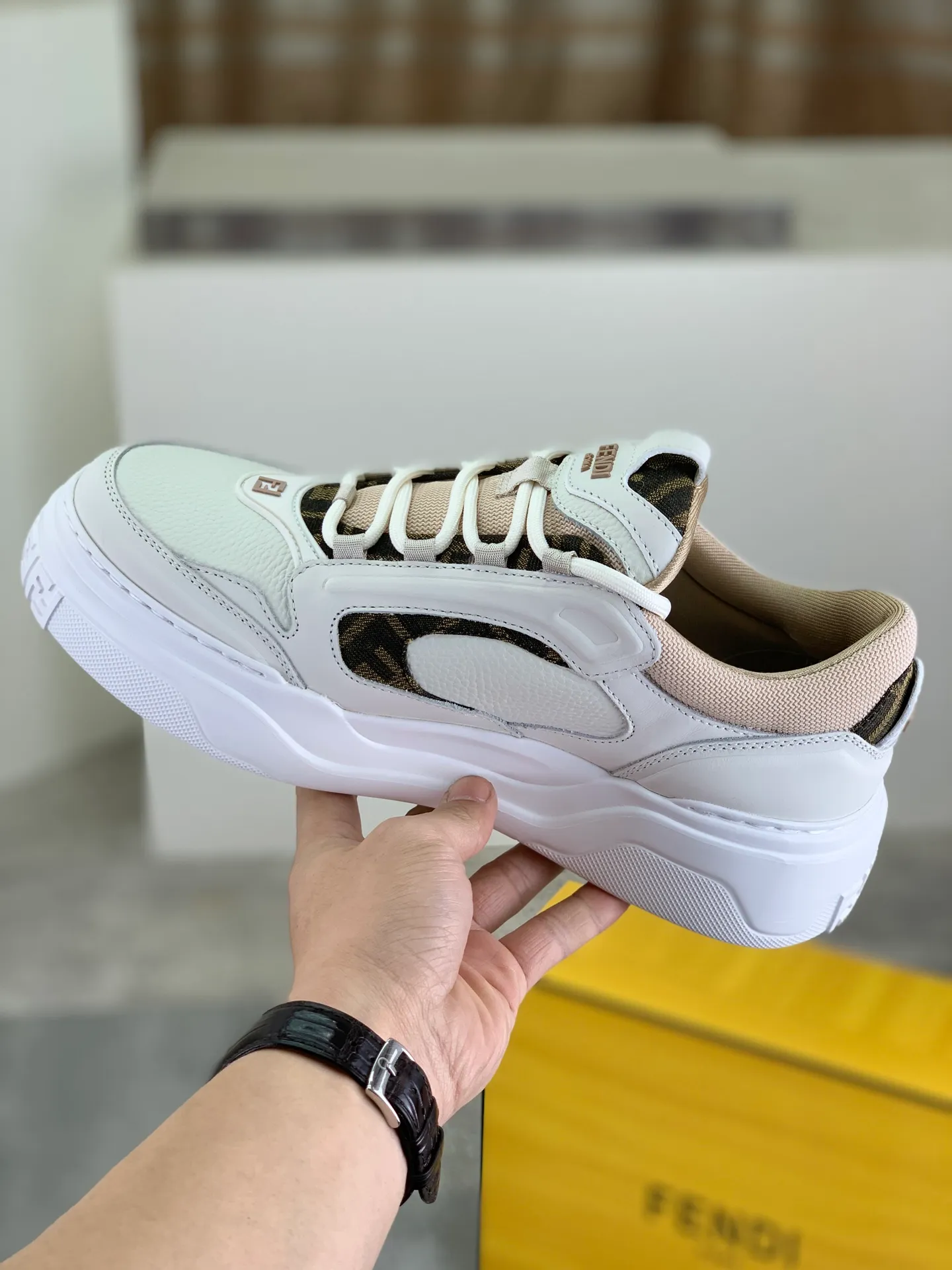 Men's men's shoes 💰P760 new style 💰💎💎💎 summer hot style [FENDI Fendi] top version 🆕New sneakers, wavy soles engraved with original words. Embossed Fendi Flow lettering on the heel. The upper is made of high-end calfskin and breathable materials. Original lining with tone-on-tone details decorated with innovative handcrafting techniques. Ultra-light and wear-resistant TPU and IP foam soles, overall lightweight and comfortable. Size:39-44 (38 45 can be customized)